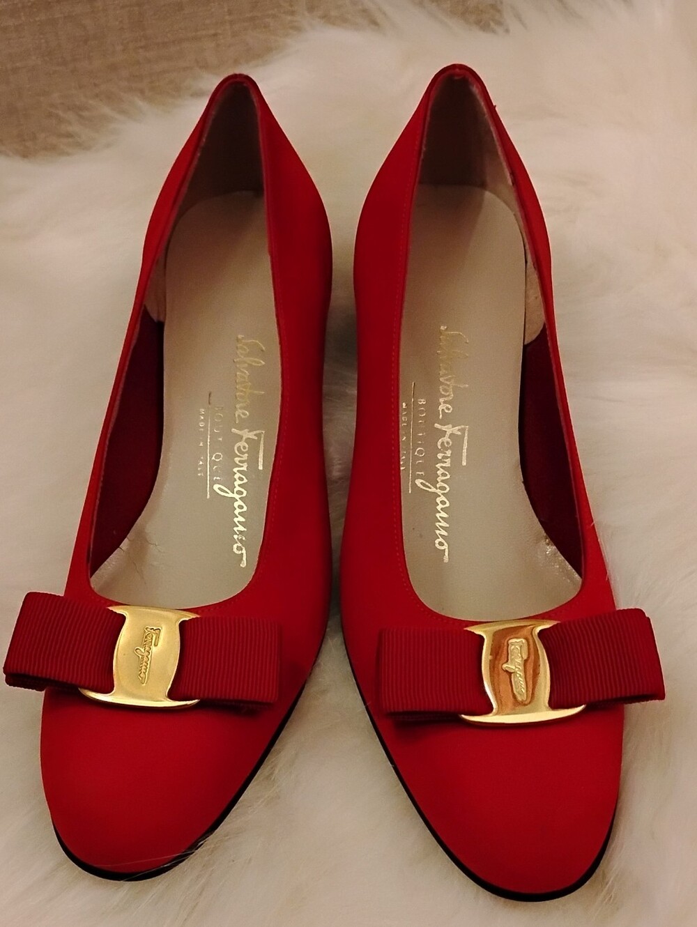 Authentic Vintage Salvatore Ferragamo Vara pumps in red. Size 7